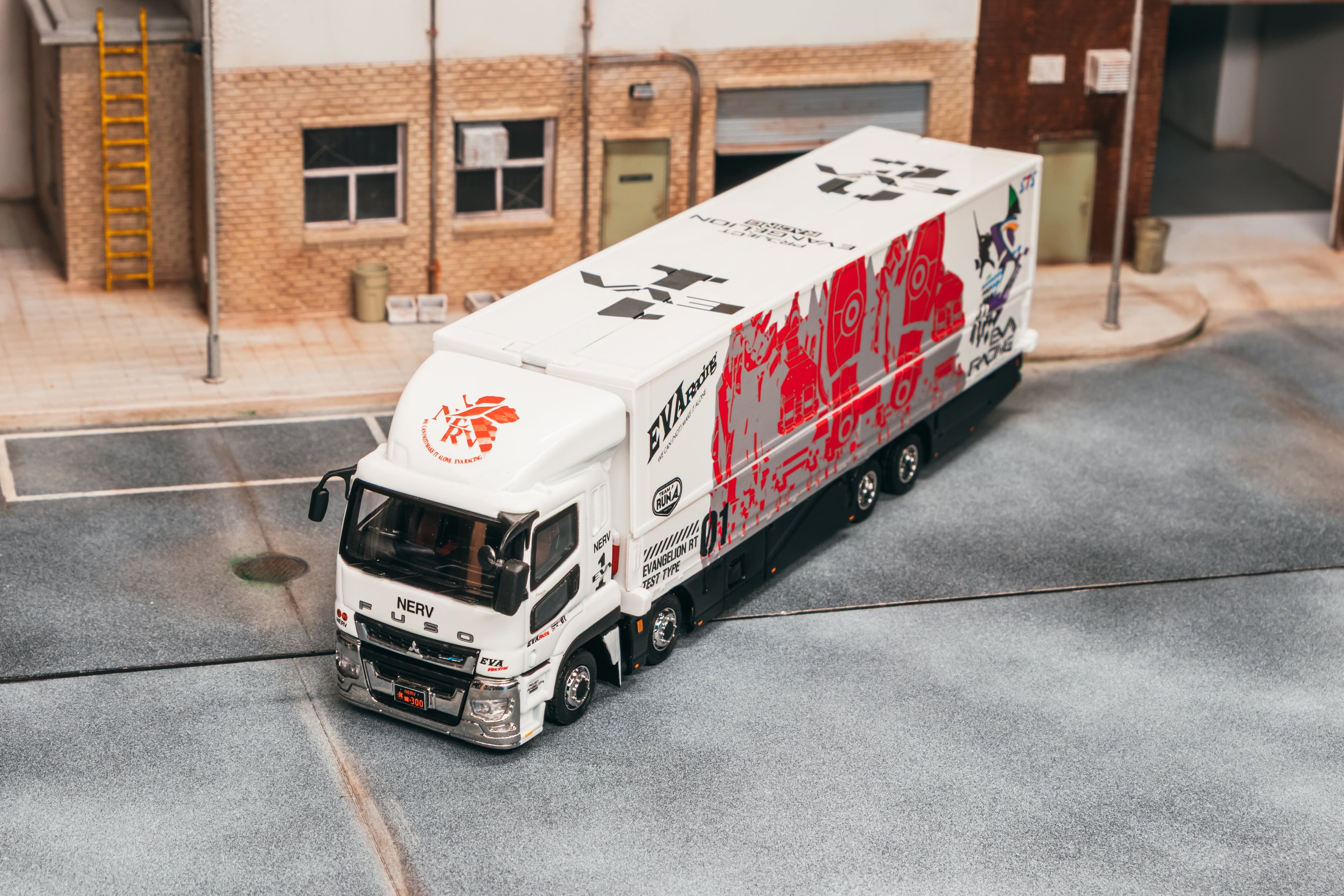 1/64 Mitsubishi Fuso Super Great EVA Racing - Tarmac Works TRUCK64