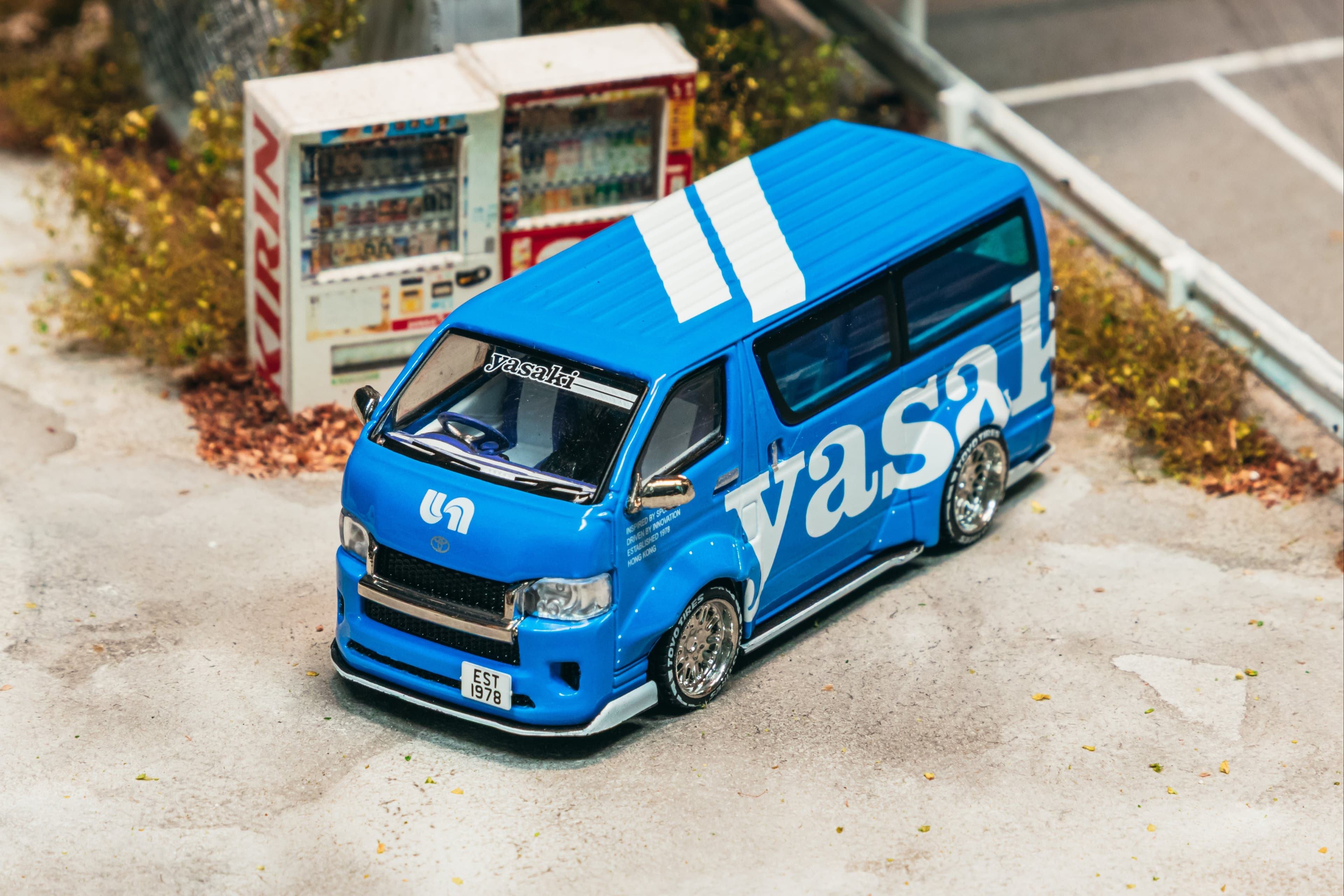 1/64 Toyota Hiace Widebody Yasaki Special Edition - Tarmac Works HOBBY64