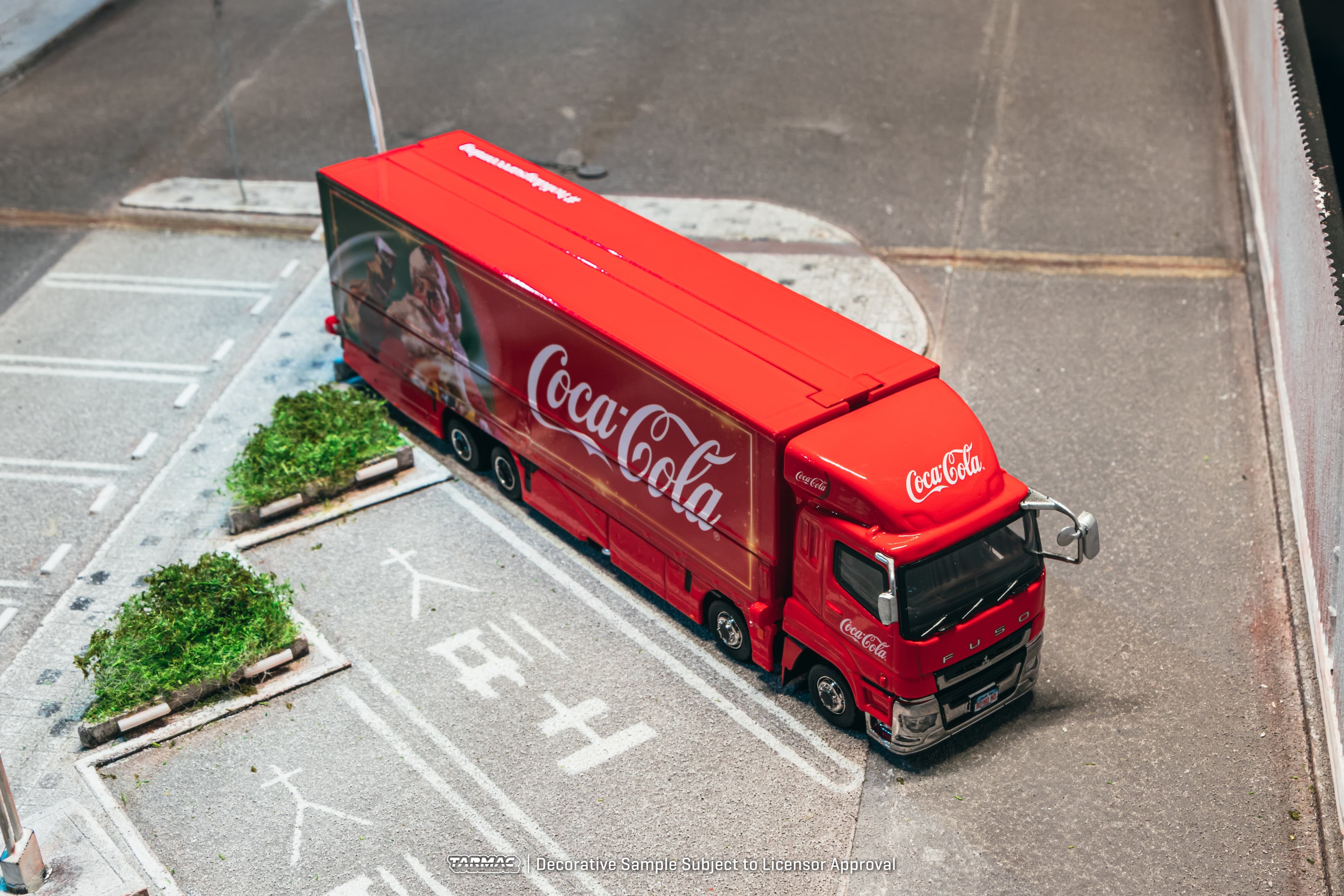 1/64 Mitsubishi Fuso Super Great Coca-Cola Santa Truck - Tarmac Works TRUCK64