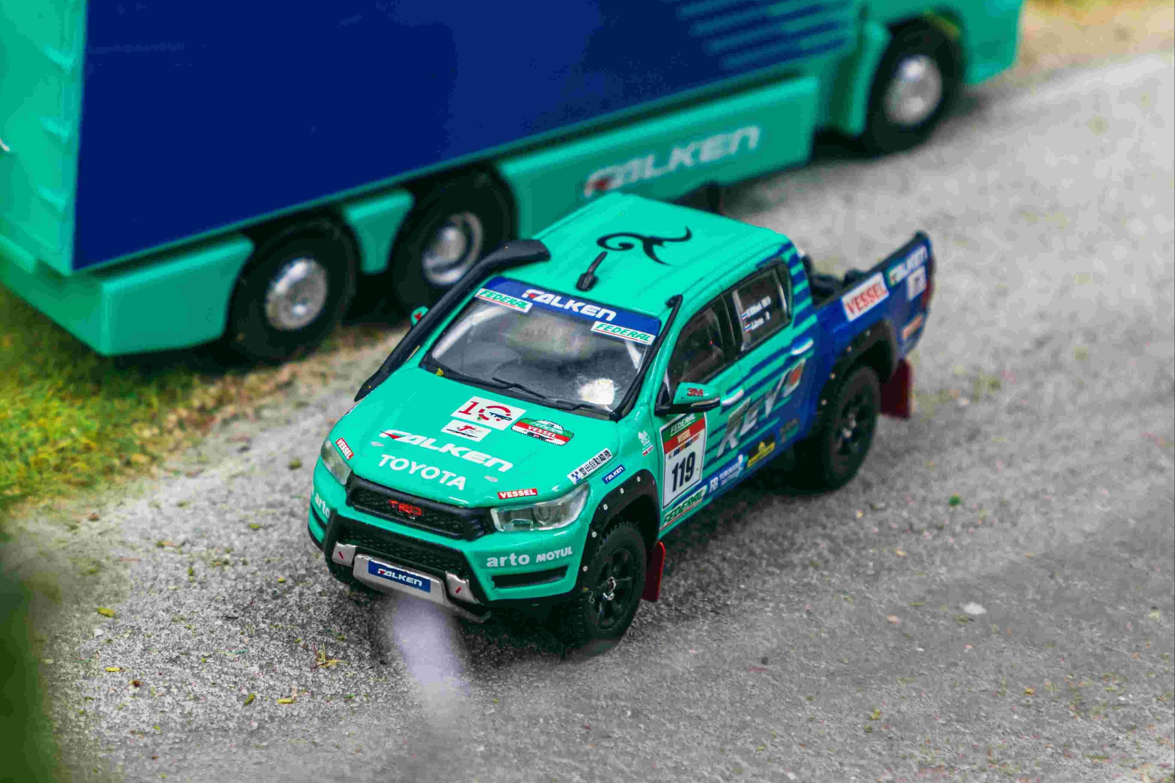 1/64 Toyota Hilux AXCR 2017 with Truck Packaging - Tarmac Works HOBBY64