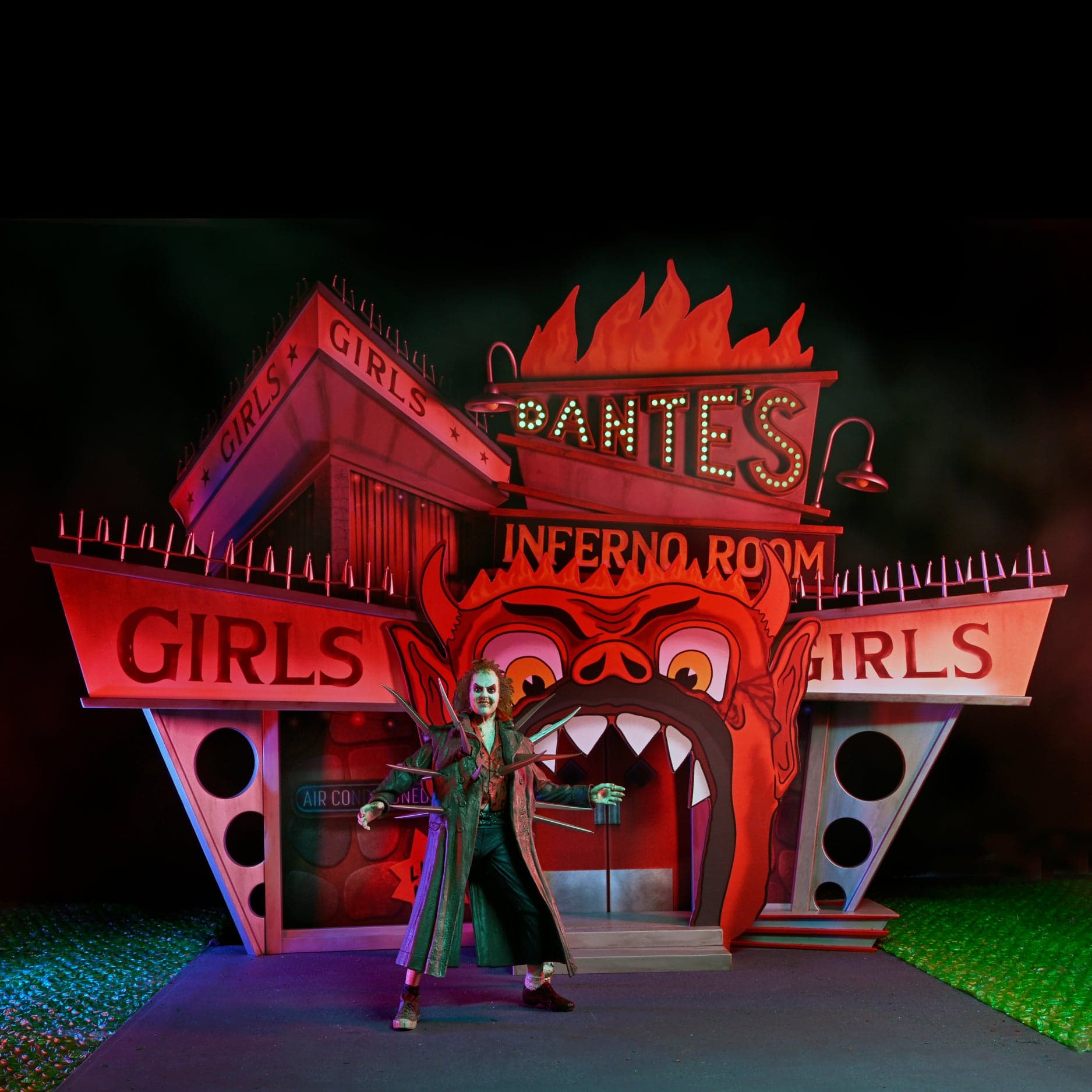 Beetlejuice (1988) - Ultimate Trench Coat with Spikes Beetlejuice 7" Scale Action Figure and Dante’s Inferno Room Deluxe Set