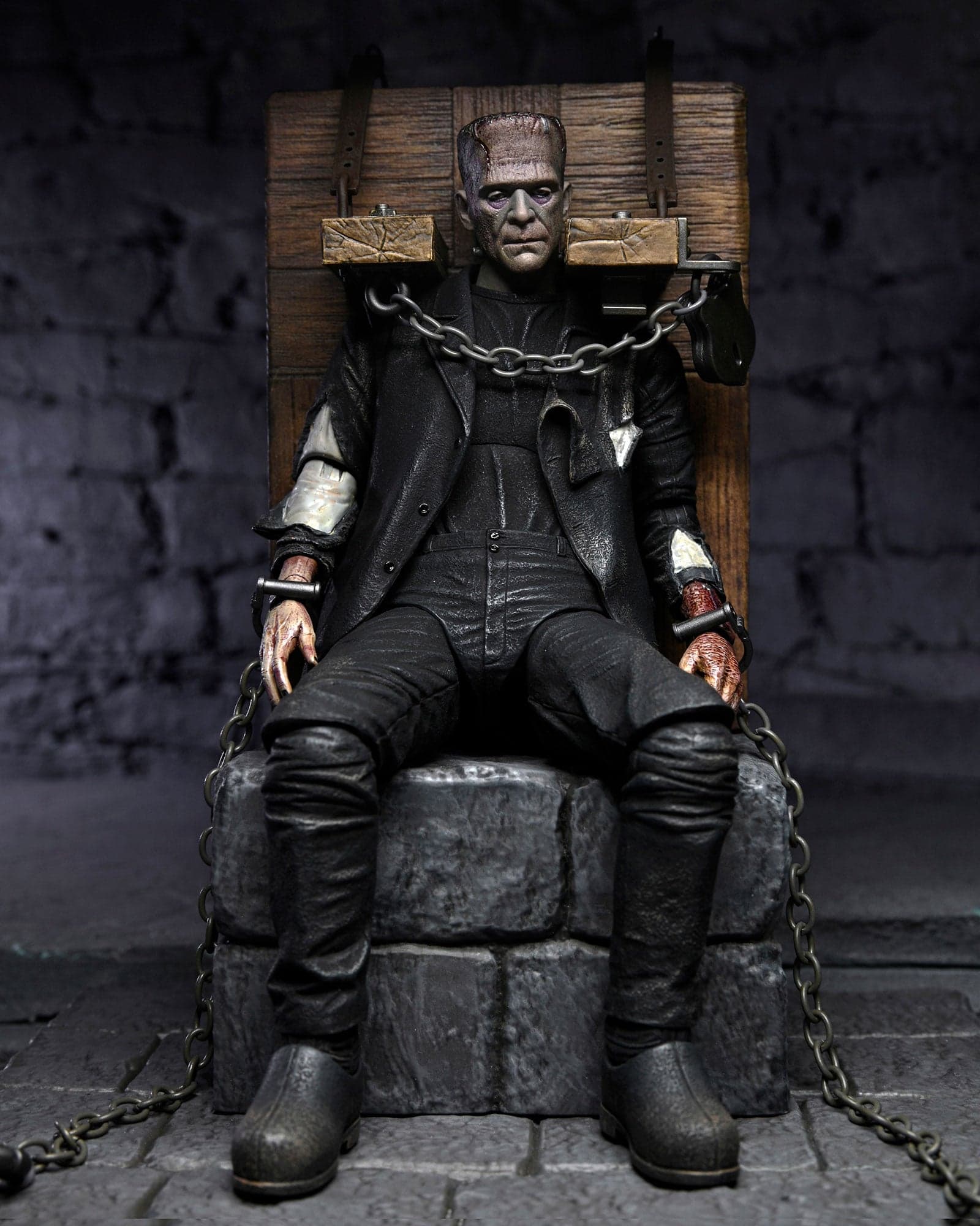 Universal Monsters - Bride of Frankenstein Ultimate Frankenstein’s Monster 7” Scale Action Figure with Chair